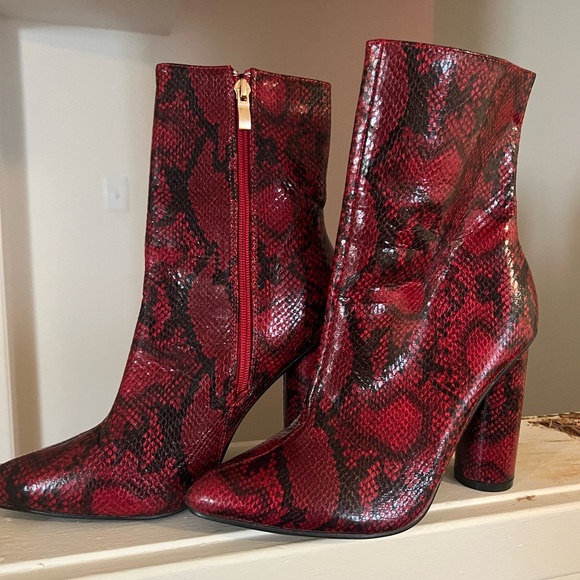 FAUX SNAKE SKIN RED HEELED BOOTIES SIZE 7 - Picture 3 of 3